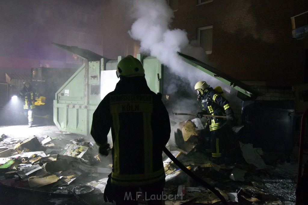 Feuer Papp Presscontainer Koeln Hoehenberg Bochumerstr P278.JPG - Miklos Laubert